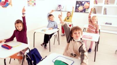 En clase la maestra debe animar al niño con TDAH a participar.