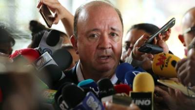 En la imagen un registro del ministro de defensa de Colombia, Luis Carlos Villegas (c), quien propuso la creación de una fuerza de tarea conjunta entre las Fuerzas Militares de su país y las de Ecuador para reforzar la seguridad en la frontera. EFE/Archivo