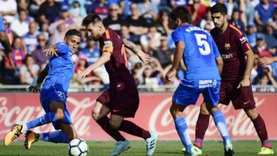 Barcelona's forward from Argentina Lionel Messi (2L) vies with Getafe's midfielder from Morocco Faycal Fajr (L) during the Spanish league football match Getafe CF vs FC Barcelona at the Col. Alfonso Perez stadium in Getafe on September 16, 2017. / AFP PHOTO / PIERRE-PHILIPPE MARCOU