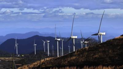 Gracias a la ley de incentivos, Honduras no depende de energía térmica, sino de fuentes renovables como la eólica. Foto: La Prensa.