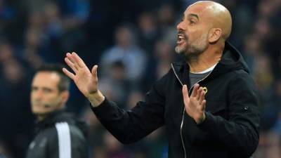 Pep Guardiola, da instrucciones a sus jugadores durante el partido de vuelta de los cuartos de final de la Champions League. Foto EFE