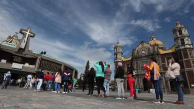 La misa de la tarde congregó a aproximadamente un centenar de fieles haciendo fila a las puertas del templo.