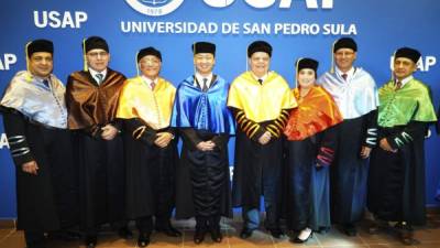 Personalidades. Las autoridades académicas de la alma mater junto al orador invitado, Eric Liu.