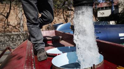 Residentes de la Ciudad de México reciben agua de camiones cisterna.