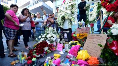 Decenas de personas en el altar improvisado a Juan Gabriel en su estrella en el paseo de la fama en Los Ángeles.