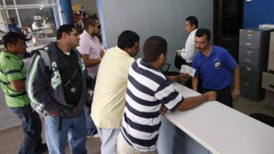 Contribuyentes llegan a pedir información a las oficinas de la Dirección Ejecutiva de Ingresos (DEI) en Tegucigalpa.