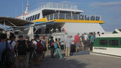 Los ceibeños y sus visitantes disfrutan en familia los parajes que ofrece la ciudad. Otros se van a disfrutar a Roatán.