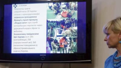 Varias capturas de vídeo muestran a varios miembros del Servicio de Seguridad de Ucrania (SBU, antiguo KGB) mientras detienen hoy a un ciudadano francés, durante una rueda de prensa en Kiev, Ucrania. EFE