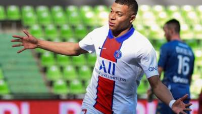 Mbappé festejando uno de los dos goles que marcó ante Metz que ponen de líder al PSG. Foto AFP.