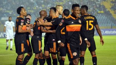 Los jugadores del Houston Dynamo, entre ellos Romell Quioto y Maynor Figueroa, celebran el gol del triunfo contral el Guastatoya. Foto Twitter @RudyEstuardo