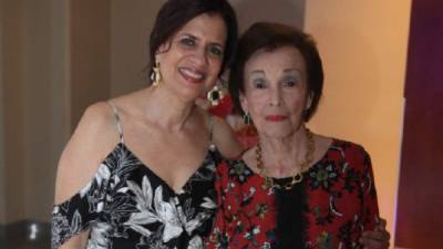 Isabel Pineda de Bográn junto a la cumpleañera Nora Fasquelle