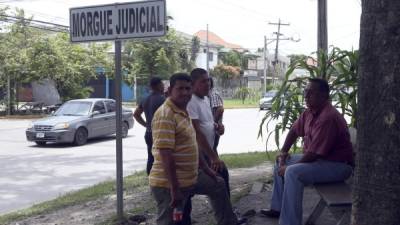 Los familiares de Irma Elizabeth Cardoza Cárcamo y José Willian López Núñez llegaron ayer a reclamar sus cuerpos a la morgue de la Dirección Regional de Medicina Forense.