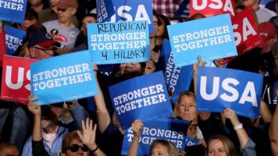 Votantes de Cleveland, Ohio, Minneapolis, Minnesota y Sterling Heights, Michigan, escucharon los últimos discursos de los candidatos. Fotos: AFP