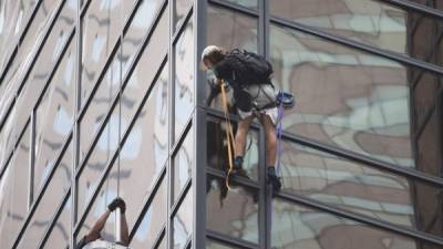 La policía logró detener al escalador hasta que alcanzó el piso 21 de la famosa torre.