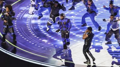 El cantante estadounidense Usher durante el show de medio tiempo del Super Bowl.