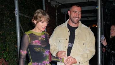 Taylor Swift y Travis Kelce en una foto de archivo.