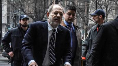 El productor de cine Harvey Weinstein llega para su juicio por agresión sexual en el Tribunal Penal de Nueva York el 13 de febrero de 2020 en la ciudad de Nueva York.