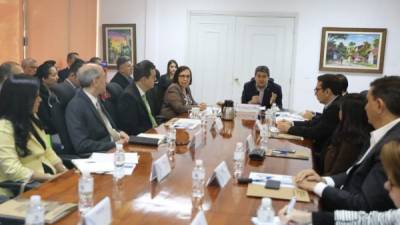 El presidente Hernández se reunió con autoridades de Banhprovi y del sector vivienda.
