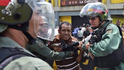 Las fuerzas de seguridad venezolanas intentan contener las protestas diarias contra el Gobierno chavista. Foto: AFP/Ronaldo Schemidt