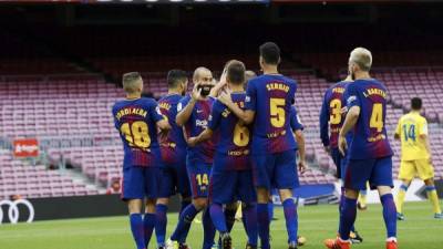 Los jugadores del Barcelona celebran el gol marcado por su compañero Sergio Busquets ante Las Palmas. Foto EFE