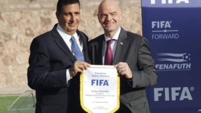 Jorge Salomón fue felicitado por el presidente por Gianni Infantino por su trabajo al frente de la Fenafuth.