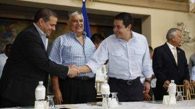 El presidente del Ihcafé, Asterio Reyes (centro), se mostró satisfecho por el acuerdo.