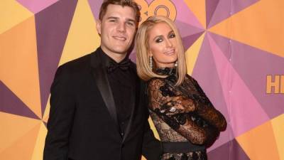 Chris Zylka y Paris Hilton, en la fiesta posterior a los Globos de Oro organizada por el canal HBO.