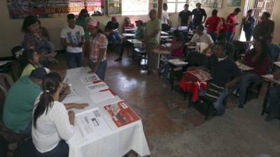 Varios simpatizantes de Libre acudieron ayer a la Vía Campesina, en la capital, para conocer la forma de votación.