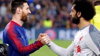 Messi y Salah se saludan previo al inicio de la ida de semifinal de la Champions League en el Camp Nou.