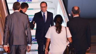 El presidente de Francia, Francois Hollande, llegó a La Habana, Cuba, donde se reunirá con Raúl Castro.