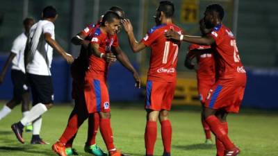 Los jugadores del Olimpia felicitan a Roger Rojas tras uno de sus goles ante Honduras Progreso. Foto Juan Salgado