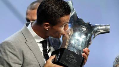 Cristiano Ronaldo besando su trofeo al Mejor Jugador del Año en la UEFA. Foto AFP