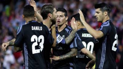 Los jugadores del Real Madrid celebrando uno de los goles de Álvaro Morata ante el Granada. Foto EFE