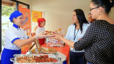 Esta mañana se repartieron muestras de productos de las doce empresas afiliadas a la Ahproem.