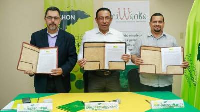 El convenio fue firmado por Carlos Eduardo Cano, presidente de la AMHON, Roberto Bussi, representante del Consorcio Ayuda en Acción-CASM, y José Antonio Villalta, presidente de la Mamumh.