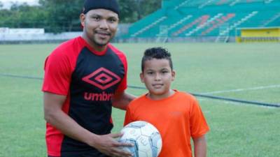 Emil Martínez disfruta su rato libre con su hijo, que igual es un apasionado al fútbol.