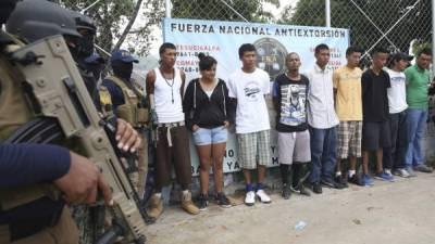 También en acciones similares en Tegucigalpa y San Pedro Sula se detuvo a un gran número de personas vinculadas a la extorsión y crimen organizado.