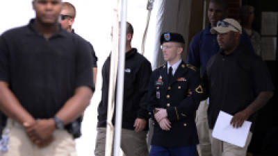 El soldado Bradley Manning al salir ayer de los juzgados de Maryland.