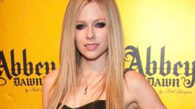 Lavigne ha vendido 45 millones de álbumes y 50 millones de sencillos en todo el mundo, teniendo seis sencillos número uno mundialmente.