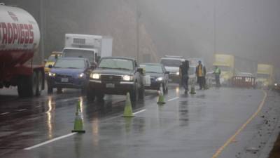 Las lluvias han vuelto peligroso el tránsito de vehículos por la CA-5.