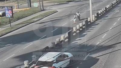 VIDEO: Momento en que moto atropella a mujer en el bulevar del norte, SPS