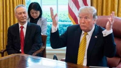 Estados Unidos y China se han reunido varias veces para tratar de resolver sus diferencias comerciales. La imagen corresponde a la visita que el negociador chino Liu He le hizo a Donald Trump el pasado mes de abril.