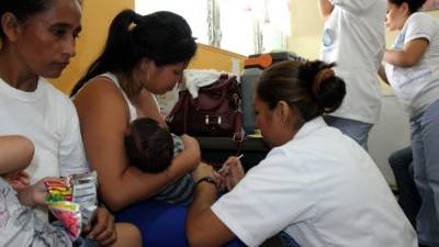 Personal de la Región Metropolitana de Salud vacuna a menores contra la influenza.