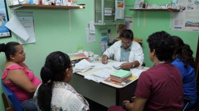 El doctor Rigoberto Matamoros atiende a pacientes con diabetes en el hospital Leonardo Martínez.