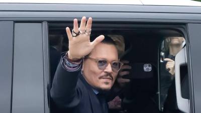 Johnny Depp fue captado junto a una guapa pelirroja.