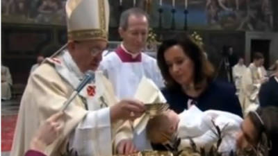 Francisco, en el bautizo en la capilla Sixtina. Foto de Youtube.