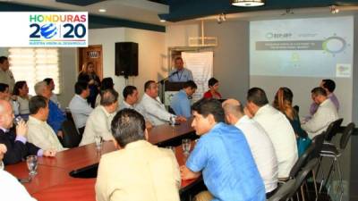 Los empresarios mexicanos durante su recorrido por las instalaciones de la terminal de Puerto Cortés.