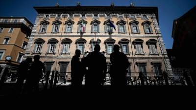 Policías montan guardia frente al Palacio Madama en Roma, sede del Senado italiano.