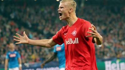 Dortmund's Norwegian forward Erling Braut Haaland (R) reacts after a missed attempt on goal during the German first division Bundesliga football match BVB Borussia Dortmund v 1.FC Cologne at the Signal Iduna Park Stadium in Dortmund, western Germany, on November 28, 2020. (Photo by LEON KUEGELER / POOL / AFP) / DFL REGULATIONS PROHIBIT ANY USE OF PHOTOGRAPHS AS IMAGE SEQUENCES AND/OR QUASI-VIDEO