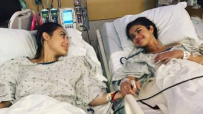 Francia Raisa y Selena Gómez en la foto con que anunciaron que la primera le había donado un riñón.